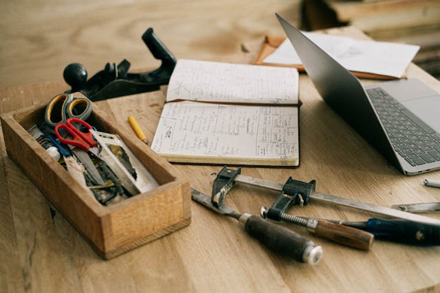 Wijkunnenmeer - Open gereedschapskist met gereedschap, symboliseert onze effectieve methoden voor leren leren (studievaardigheden, executieve vaardigheden).