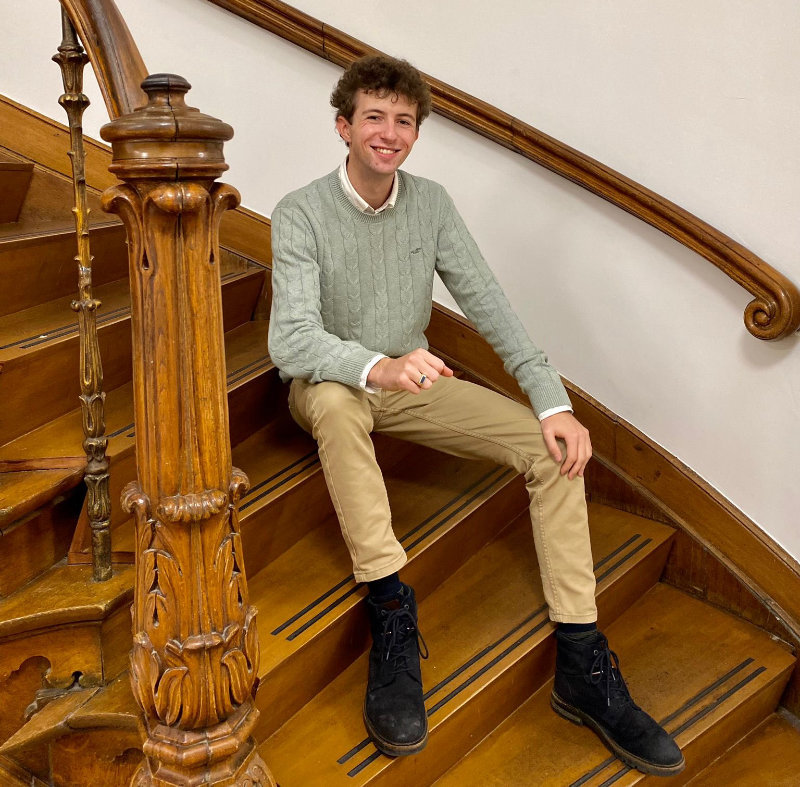 Foto van N.B., succesvolle cliënt van Wijkunnenmeer, na de uitreiking van zijn universitaire bachelordiploma met een 9 voor zijn scriptie plus honours.